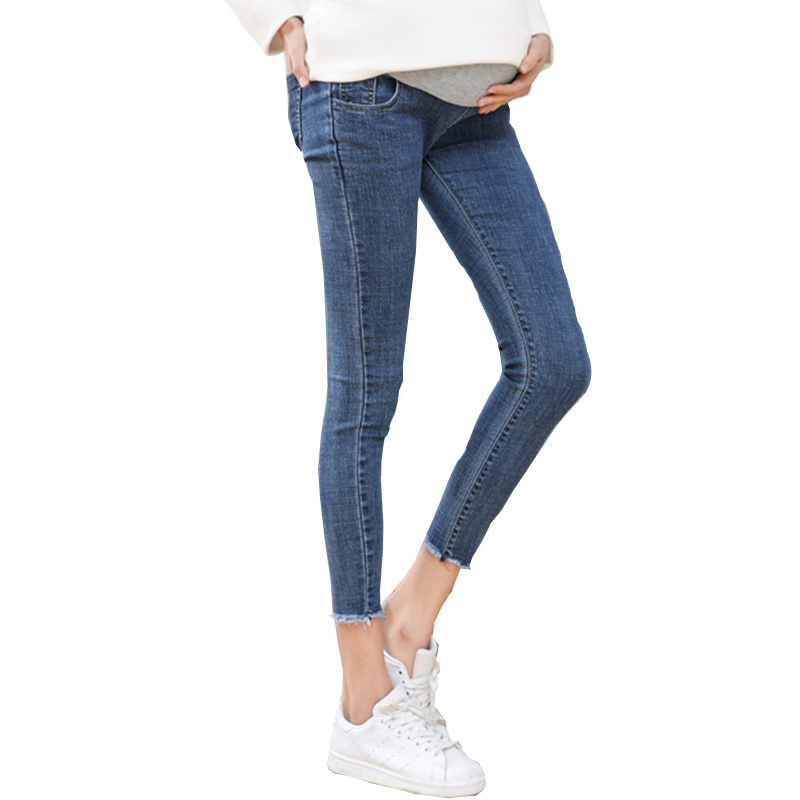Pregnant women's jeans in nine - Image 4